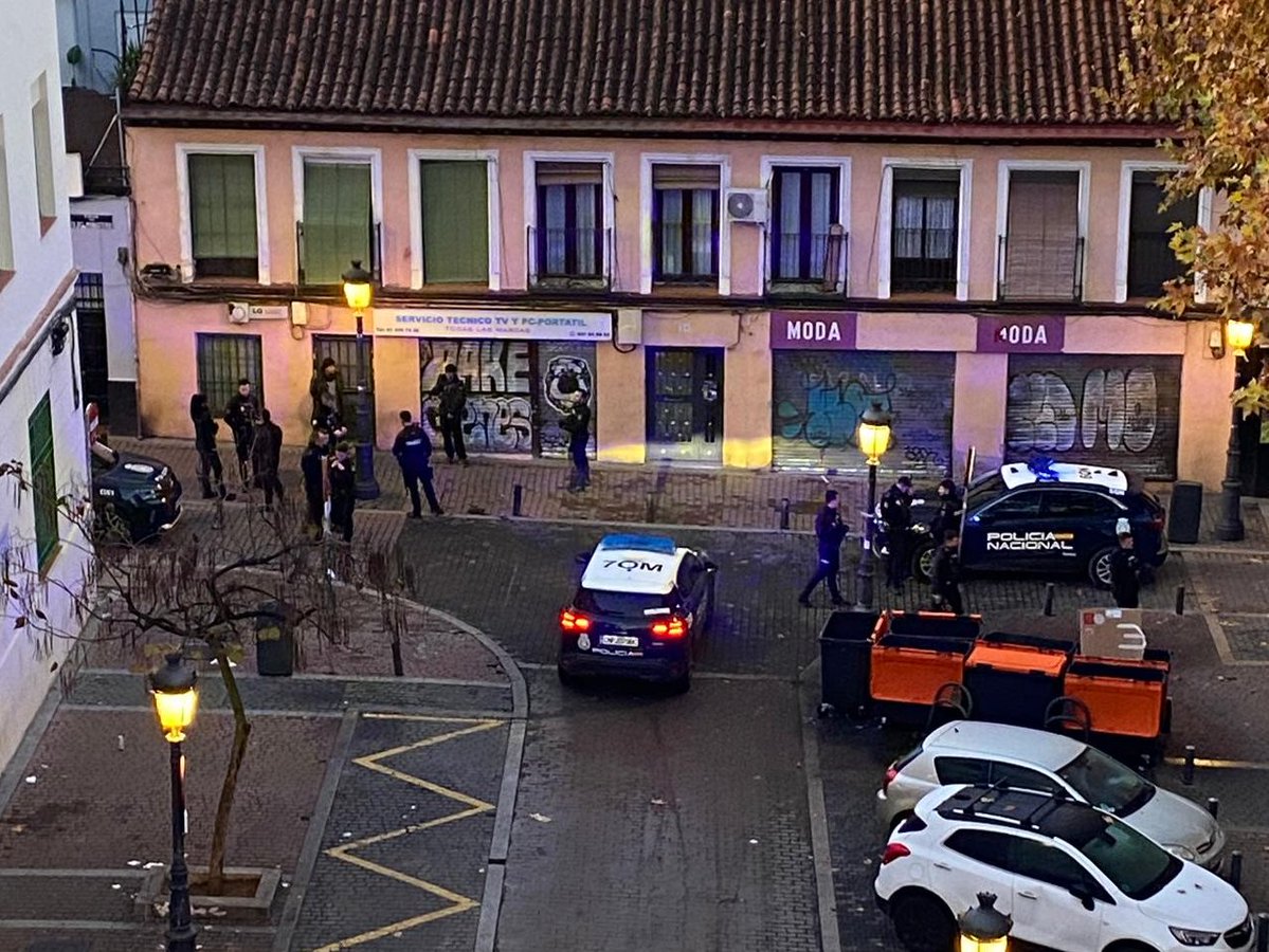 8:30 de la mañana y el fondo del bulevar amanece con varias patrullas de <a href="/policia/">Policía Nacional</a> . Qué habrá ocurrido? Cada día en este barrio es una aventura.  

<a href="/JMDpvallecas/">Puente de Vallecas</a> 
<a href="/AngelNinoQ/">Ángel Niño</a>