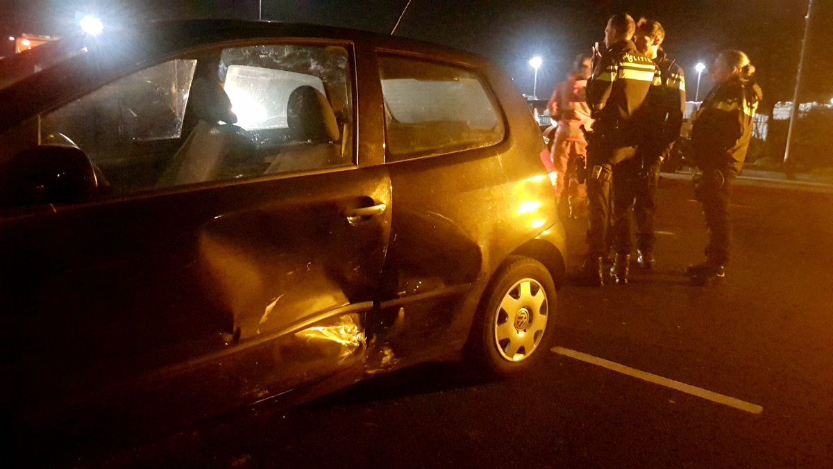 Drie auto’s botsen op kruispunt Hillegom, mogelijk door roodrijder bollenstreekomroep.nl/drie-autos-bot…