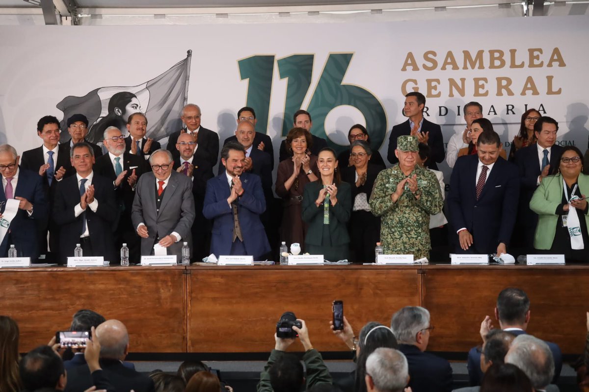 CONCAMIN's tweet photo. En Puebla, se llevó a cabo la 116 Asamblea General Ordinaria del @Tu_IMSS, con la presencia de la presidenta de México, Claudia Sheinbaum, @Claudiashein;  del director general del Instituto, Zoé Robledo, @zoerobledo; del gobernador de Puebla, Alejandro Armenta, @armentapuebla_; así como gobernadores de más de 20 estados, secretarios de Estado, funcionarios de los tres órdenes de gobierno, representantes de los tres poderes de la Unión, representantes de los sectores tripartitas, e integrantes del cuerpo médico del #IMSS.

En la asamblea, el presidente de la #CONCAMIN, Alejandro Malagón Barragán, @AMalagonB, fue el orador por parte del sector empleador. Refrendó su respaldo al Instituto, con el que "compartimos objetivos y desafíos como generar empleos dignos, ampliar la formalidad y garantizar que millones de familias accedan a la seguridad social que transforma vidas".

Esto implica, señaló el presidente Malagón, continuar trabajando para extender y fortalecer la capacidad hospitalaria del Instituto mediante más unidades médicas, mayor personal de salud, mejor equipamiento y procesos de atención más eficientes, a fin de asegurar que el crecimiento de la derechohabiencia vaya siempre acompañado de servicios oportunos, dignos y de calidad.

Durante esta jornada también se realizó la inauguración del Hospital General Regional No. 36 “Carmen Serdán Alatriste”, antes “San Alejandro”, del IMSS, una obra que fortalece la capacidad de atención médica en Puebla y contribuye a ampliar los servicios para la población derechohabiente.

El líder de la Industria Confederada ratificó su respaldo a la presidenta Claudia Sheinbaum al señalar: “Cuente con el sector empleador para seguir trabajando por un México más justo; para invertir en los Polos de Desarrollo; para impulsar la construcción de vivienda; y para seguir fortaleciendo, con el IMSS, las oportunidades de empleo formal para las mujeres.”