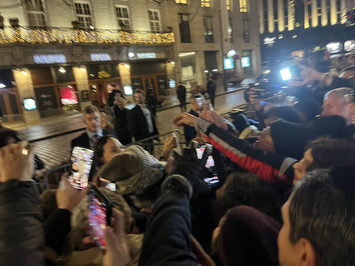 <a href="/MariaCorinaYA/">María Corina Machado</a> bajó del balcón y se acercó donde estaba la gente, quería estar cerca. Recibiendo un rosario de una venezolana, entregándoselo con emoción en medio de vivas y alegría. He presenciado junto con los hermanos venezolanos un encuentro histórico y a la vez emocionante.