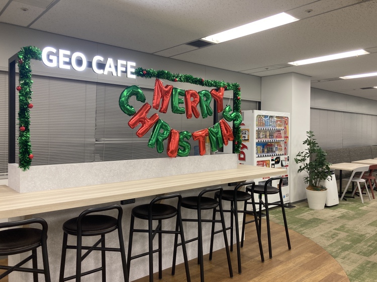【社内イベント】

あっという間に12月！
クリスマスももうすぐですね☺️

ジオ・サーチでもGEO CAFE（社内のカフェスペース）をクリスマス仕様に飾り付けました🎄

GEO CAFEが社員の憩いの場となるよう、季節毎にディスプレイしています。

#ジオサーチ #福利厚生 #社内イベント #GEOCAFE #Wellbeing