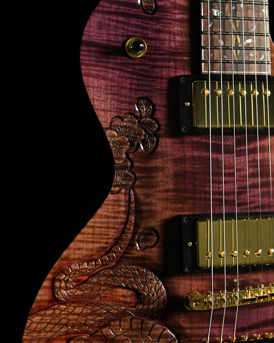 ネックとバックはホンジュラスマホガニーを採用✨️✨️ 蛇だけでなく