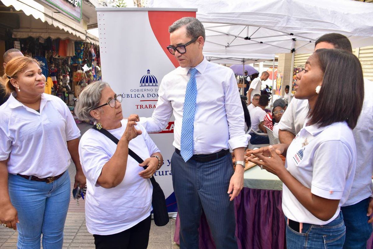 EdwinFrias23's tweet photo. Más empleos, más desarrollo, más esperanza para el Norte. Gracias @EddyOlivares14. #TuEmpleoEstáAquíSantiago #AquíSeTrabaja #VamosPorMásEmpleosDecentes https://t.co/9aZ2ZGacw0
