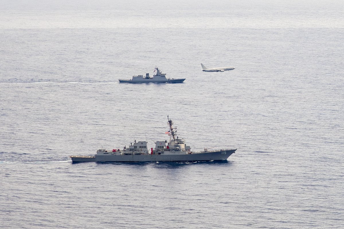 🇵🇭🤝🇺🇸 Side-by-side at sea and in the sky
The Armed Forces of the Philippines and the U.S. Navy recently conducted a bilateral Maritime Cooperative Activity (MCA) in the Philippine EEZ, Dec. 9-10. 
https://t.co/ykC0QpvzWT
#FreeAndOpenIndoPacific | #AlliesAndPartners https://t.co/o27INHTsnR
