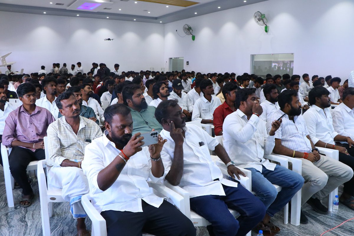 VelmuruganTVK's tweet photo. தமிழக வாழ்வுரிமைக் கட்சியின் கொள்கைகளாலும் மக்கள் நலன் சார்ந்த செயல்பாடுகளாலும்
 ஈர்க்கப்பட்டு நாமக்கல் மாவட்டம் திருச்செங்கோடு சட்டமன்றத் தொகுதியை சார்ந்த 700க்கும் மேற்ப்பட்ட இளைஞர்கள் மாற்றுக் கட்சிகளிலிருந்து விலகி
தமிழக வாழ்வுரிமை கட்சியில் தங்களை இணைத்துக் கொண்டனர்.

நிகழ்வு கட்சியின் மாநில இளைஞர் அணி செயலாளர் சகோதரர் திரு.பிரம்மமூர்த்தி.அவர்களால் ஒருங்கிணைக்கப்பட்டது,
இந்நிகழ்வில் கட்சியின் தலைமை நிலையச் செயலாளர் திரு.உ. கண்ணன். மாநில இளைஞரணி தலைவர் திரு.முருகானந்தம்.கொள்கை விளக்க அணி தலைவர் திரு. மாரிமுத்து.மாநில அமைப்புக்குழு உறுப்பினர் அழகாபுரம் திரு.தங்கம். ஆகியோர் பங்கேற்று நிகழ்வை சிறப்பித்தனர்.

தமிழர் வாழ்வுரிமை மீட்புக்கான பயணத்தில் எங்களோடு இணைந்த உறவுகள் அனைவரையும் வருக! வருக!! என வரவேற்கிறோம்.

#தமிழக_வாழ்வுரிமைக்கட்சி