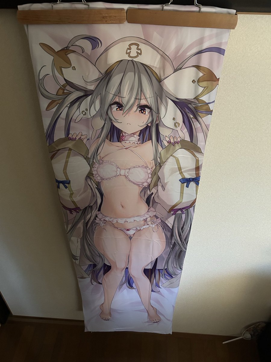 DAISOで作る抱き枕カバー飾り
用意する物:
ジョイントマット×4
スラックスハンガー×2

1.ジョイントマット1枚を半分に切る
2.抱き枕カバーの中でジョイントマットを連結させる
※連結させてから入れようとすると大変なので中で連結
3.スラックスハンガーで中のジョイントマットごとカバーを挟んで完成