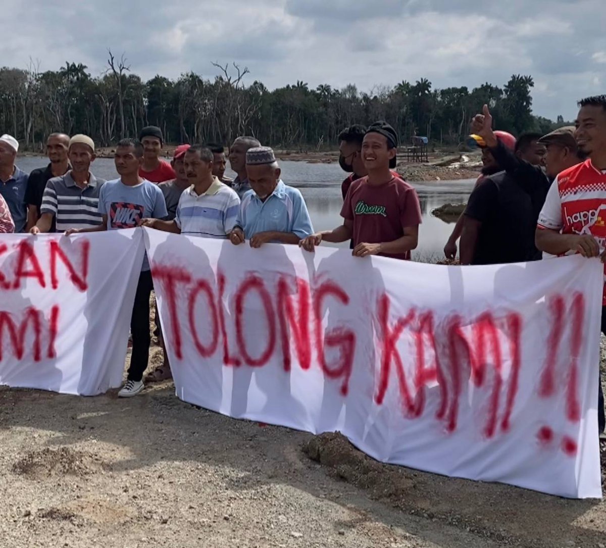 SinarOnline's tweet photo. 'PMX selamatkan kami'

RANTAU PANJANG - Mereka yang terdiri daripada penduduk, petani, penoreh getah berhimpun bagi menyuarakan permasalahan agar didengari oleh Perdana Menteri, Datuk Seri Anwar Ibrahim sekali gus mencari jalan penyelesaian.

Artikel: https://t.co/en8JCq074n