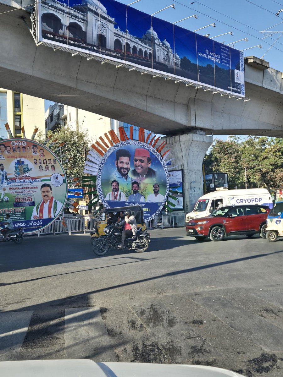 Parthubokkala's tweet photo. @GHMCOnline and @HYDTP what is happening here? How could a hoarding come up blocking visibility of traffic lights at a major junction like Vishwerayya Statue. @CommissionrGHMC and @CPHydCity please do something. https://t.co/uYSszWYjJG