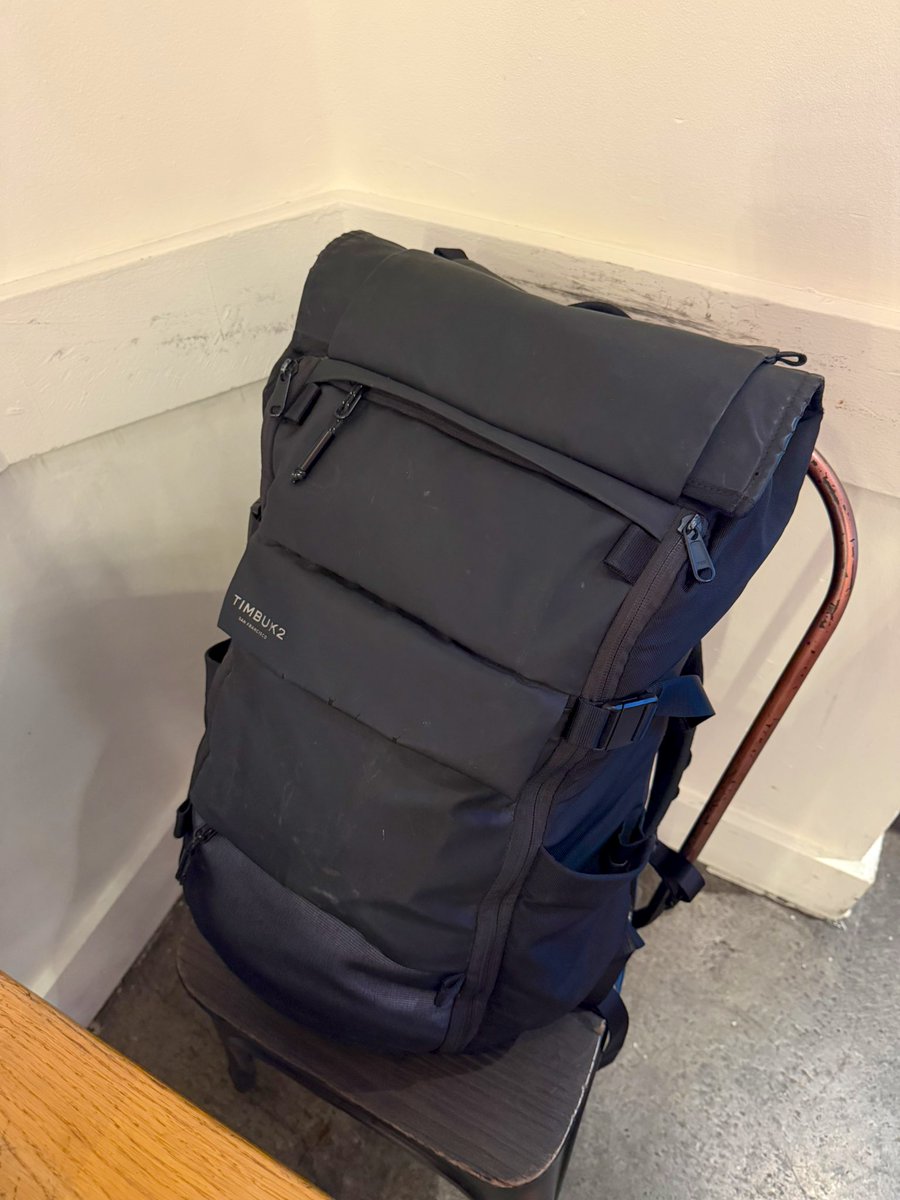 Tenho esta bolsa há 10 anos.
10 anos de viagens, apresentações como DJ, carregando equipamentos, cafeterias, viagens d