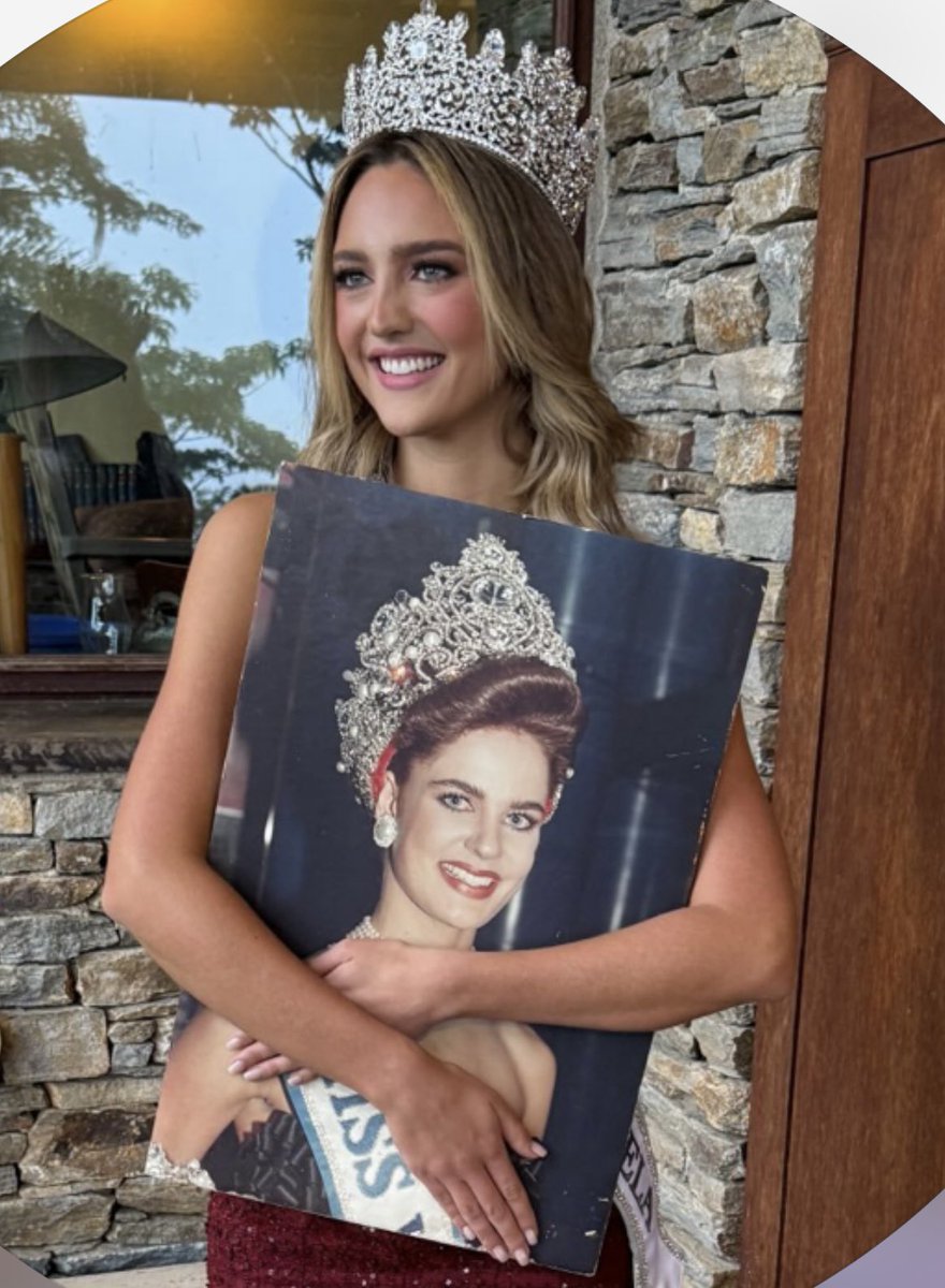 Se vienen fotos de Clara Vegas desde las instalaciones de su casa con la corona, la banda y el retrato de su madre, Miss Venezuela 1990.