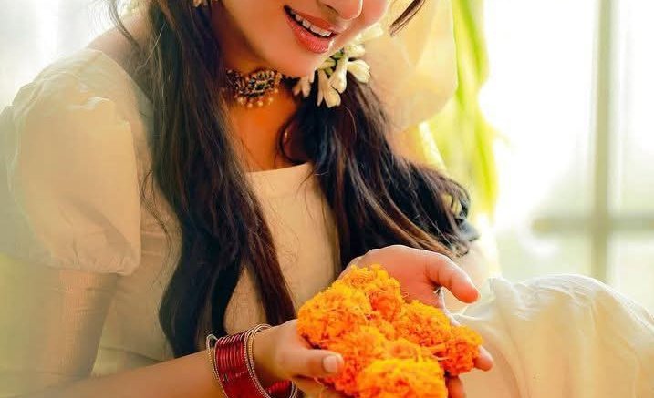 प्रेम, आसक्ति ज़ब 
हृदय में जन्म लेती है 
मन किसी को पकड़कर 
कहता है यह सिर्फ मेरा है 
यही बंधन की जकड़न ही
टूटन का कारण बन जाती है
लेकिन जब आसक्ति टूटती है 
मन अपने आप हल्का हो जाता है
डर ईर्ष्या जलन सब नष्ट हो जाते हैं
संबंध स्वाभाविक सरल शांत हो जाते हैं

🍁श्री राधे