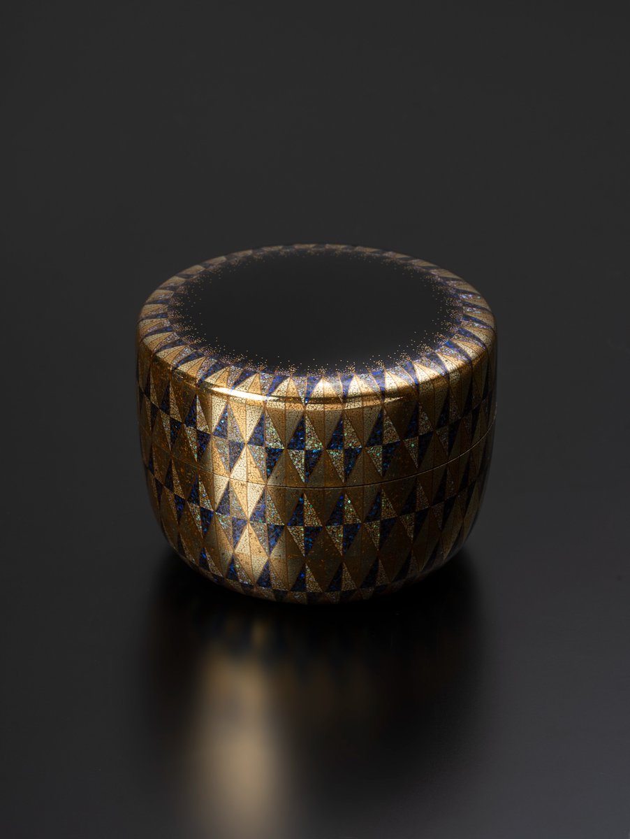 Yasuhiro_Asai's tweet photo. 過去作 僕的に中ぐらいのサイズの作品  

蒔絵螺鈿船形箱｢海路｣ 
蒔絵螺鈿六角香合｢雫｣ 
金彩螺鈿平棗｢午後6時｣ 
蒔絵螺鈿高杯｢光華｣

1, Photo by Tadayuki Minamoto https://t.co/pnwF6H1KQ6