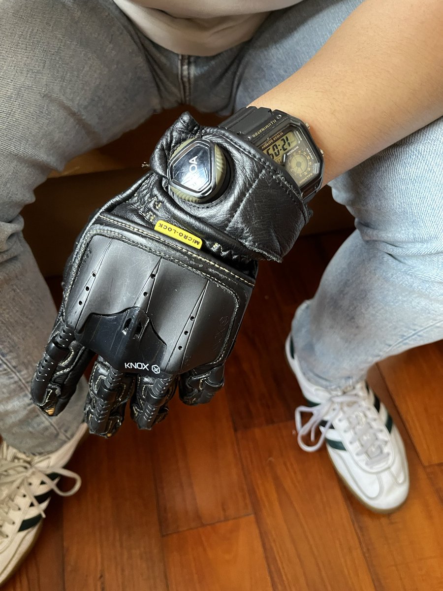 04816666_ray's tweet photo. #glovefetish #gearfetish #knoxhandroid #handroid https://t.co/6QCHwyElD1