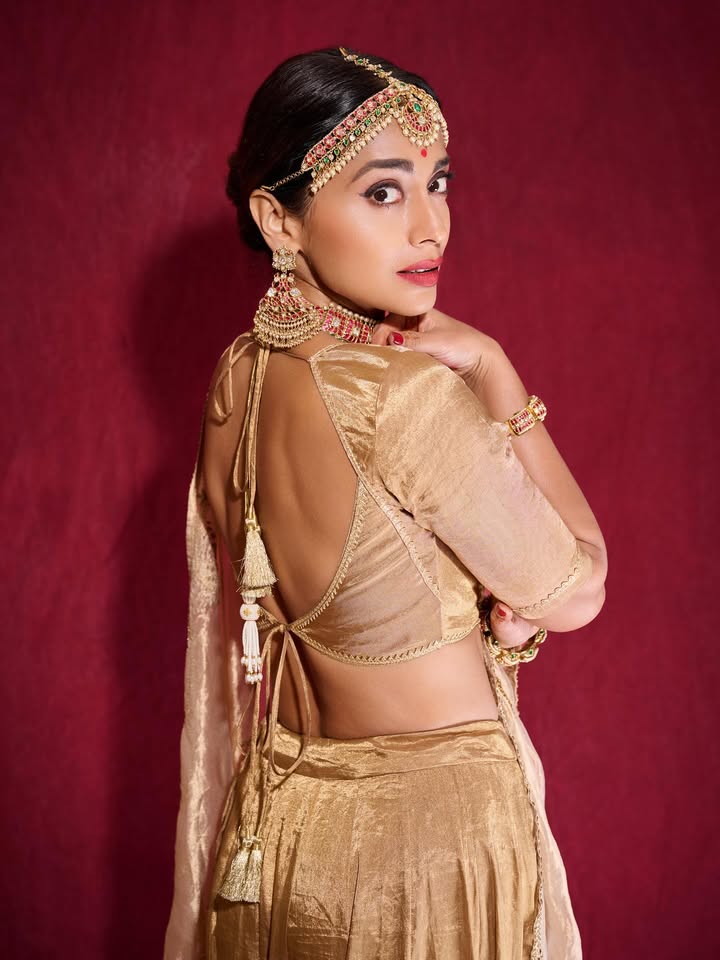 viralvideos16's tweet photo. 🎯 #ShriyaSaranThread

#Actress #ShriyaSaran New Look https://t.co/bLBP6XzEIw