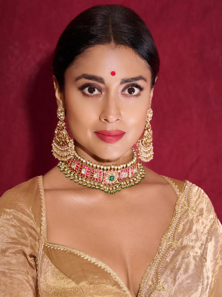 viralvideos16's tweet photo. 🎯 #ShriyaSaranThread

#Actress #ShriyaSaran New Look https://t.co/bLBP6XzEIw