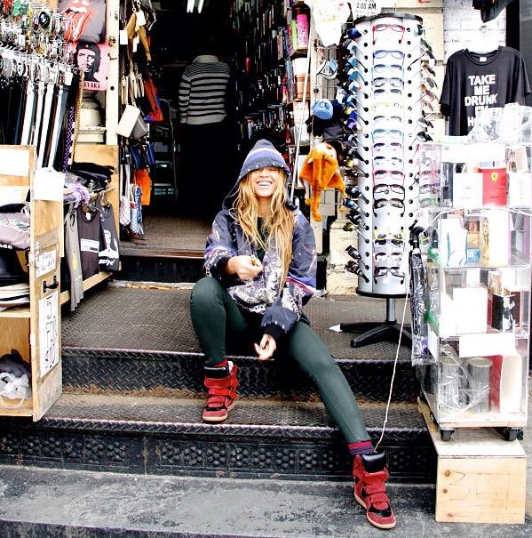 BLUE IS WEARING BEYS ISABEL MARANT WEDGE SNEAKERS FROM 2013 OH MY GOD 😭