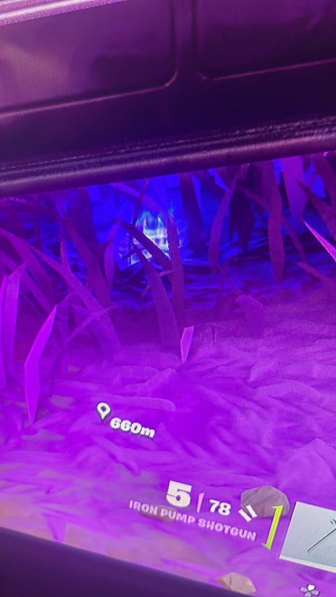 Xhorrex's tweet photo. Werid glow-ing thing https://t.co/HLnlxrR2cm