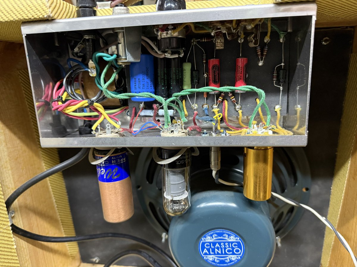 shu0044's tweet image. 数年前に作ったツイードチャンプ、お客様から修理メンテで預かったんだけど部品が中々揃わずお待たせしてしまった…にも関わらず辛抱強く待っていてくれてありがたい！！昨日からお渡し前の動作チェックしてるけど箱鳴りして良い音です！！
#champ  #tubeamp #5f1 #jupiter