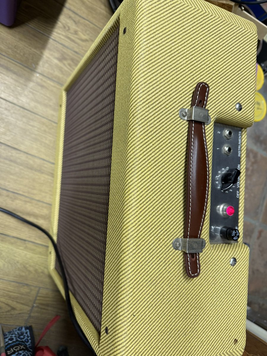 shu0044's tweet image. 数年前に作ったツイードチャンプ、お客様から修理メンテで預かったんだけど部品が中々揃わずお待たせしてしまった…にも関わらず辛抱強く待っていてくれてありがたい！！昨日からお渡し前の動作チェックしてるけど箱鳴りして良い音です！！
#champ  #tubeamp #5f1 #jupiter