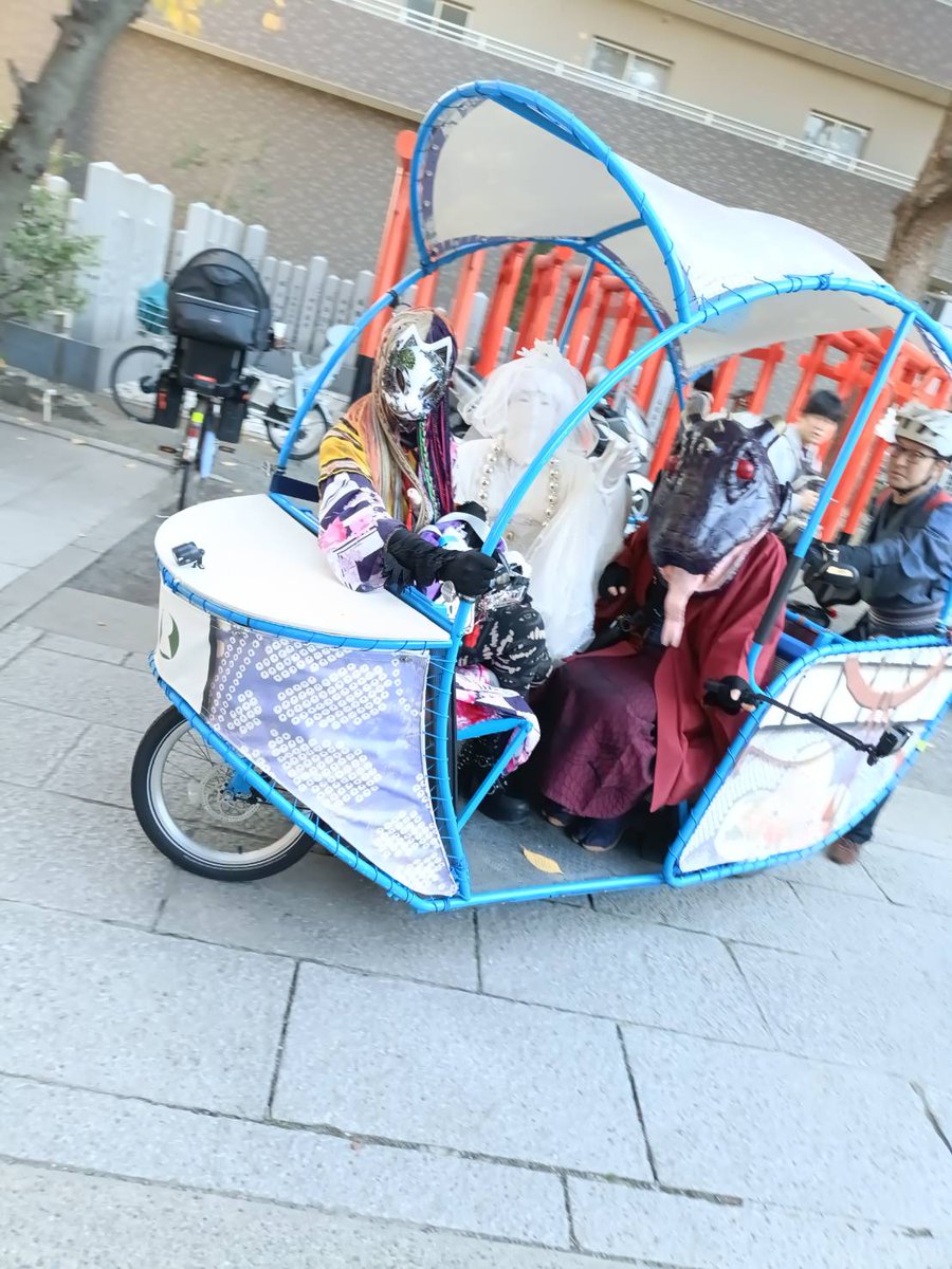 自転車タクシー に乗せてもらったー✨やったー✨ 歩いてる人も車の