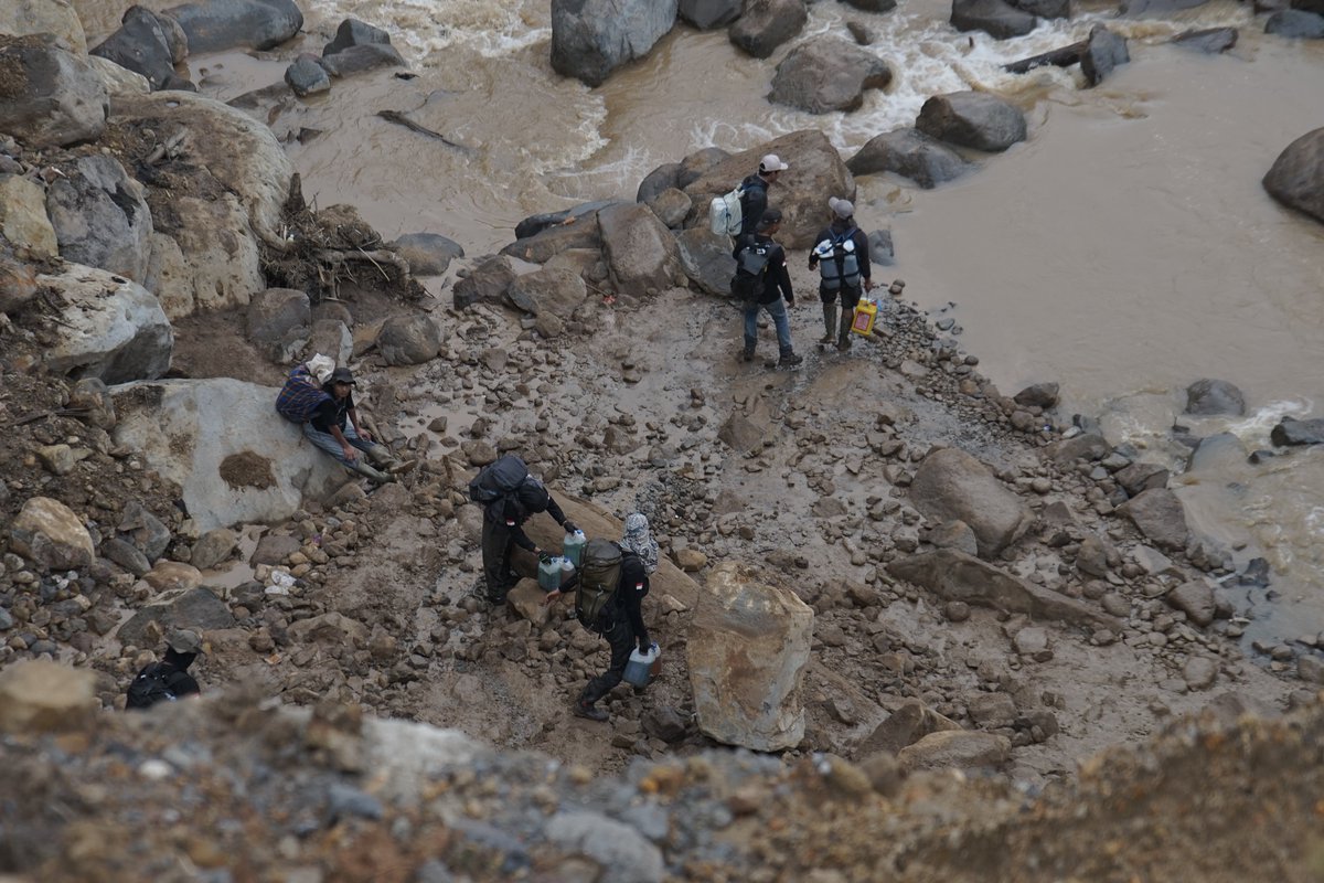 Relawan Berjalan Kaki Untuk Menyalurkan Bantuan 

Asar Humanity, salah satu simpul relawan, berjalan kaki mendistribusikan bantuan ke wilayah-wilayah Gayo. Ekspedisi ini berupaya umenyalurkan bantuan ke wilayah-wilayah yang masih sulit dijangkau. 

Mohon doanya untuk para relawan