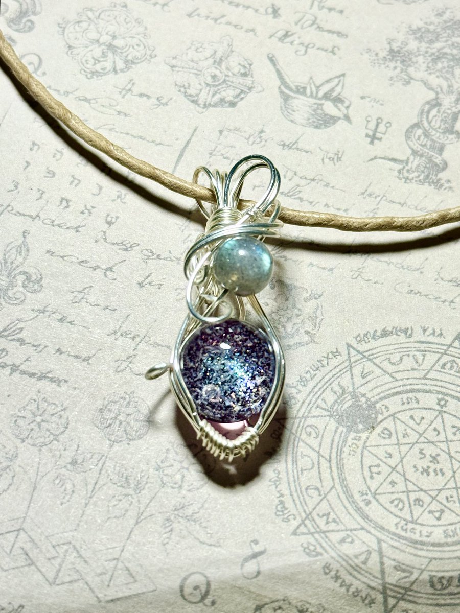 ガラスの宇宙とラブラドライトの輝きが 華やかで神秘的な雰囲気を与え