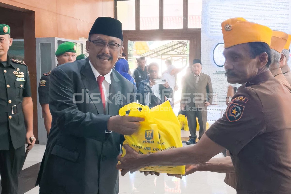 Pemkab Sukabumi memperingati Hari Juang Siliwangi 2025 di Palagan Bojongkokosan. 

Dandim menegaskan pentingnya menghadirkan pelayanan terbaik untuk masyarakat serta menjaga persatuan dan melestarikan sejarah perjuangan.

Baca berita selengkapnya di👇🏻
web.sukabumikab.go.id/web/b/6186.asp