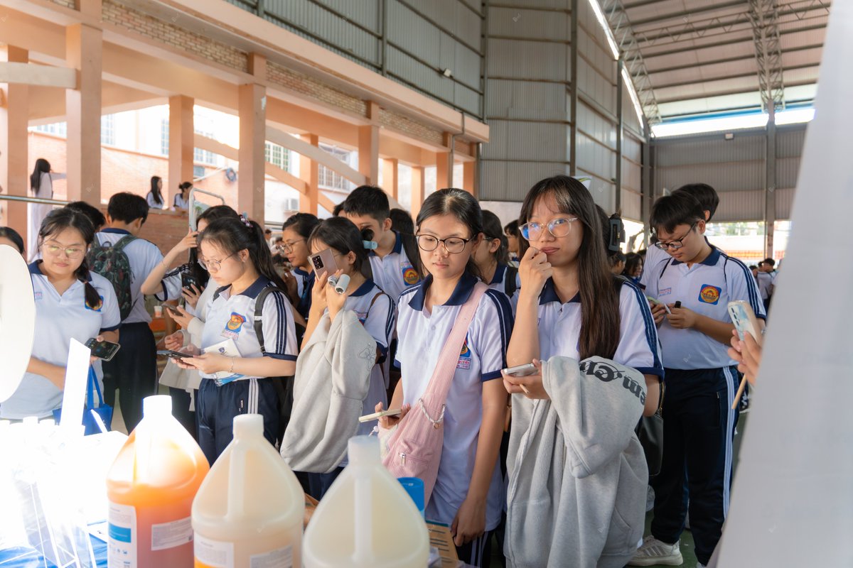 BioFix_Fresh's tweet photo. FUTURE CAREER ORIENTATION: NGO QUYEN HIGH SCHOOL STEM FESTIVAL 🌱

Continuing the mission of connecting technology and education, Ngo Quyen High School (Dong Nai) was the next meaningful stop on BioFix Fresh’s journey!

#BioFixFresh #BiologicalEra #MicrobialSolution https://t.co/Xnurf79li6