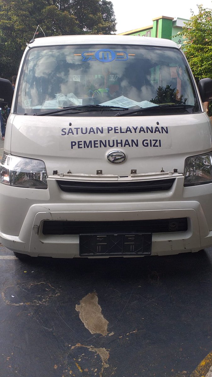 nongandah's tweet photo. Ini sopir mobil MBG yg menabrak anak2 &amp; guru SDN 01 Kalibaru Cilincing di halaman dalam sekolah, gila aja gerbang yg tertutup aja bisa jebol ditabrak sopir mobil ini. Harus diusut nih, dia ngantuk, mabuk atau lg make narkoba? https://t.co/qlRxLcKvyq