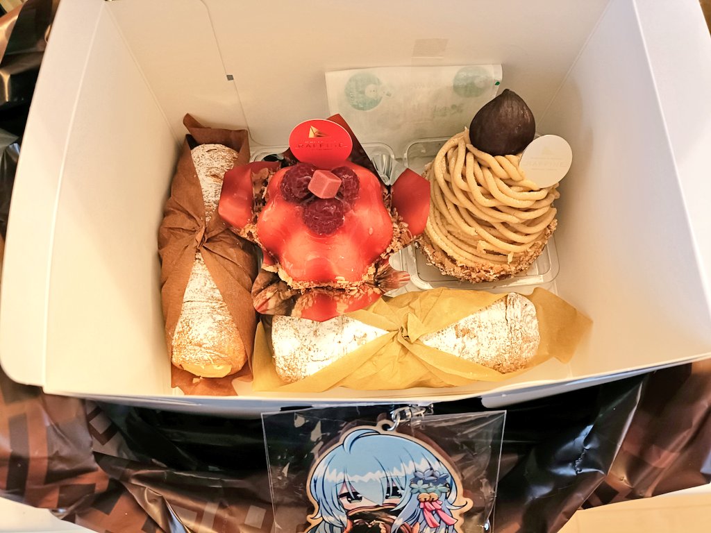 fusamofu_lycan's tweet photo. ケーキ買ってきた✨ https://t.co/AJoA7N6Z8I