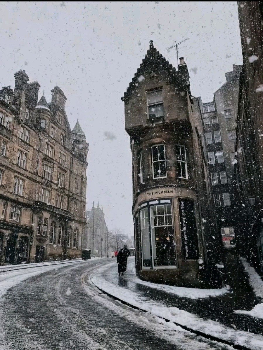 soylebisakinlik's tweet image. snowy day in Edinburgh