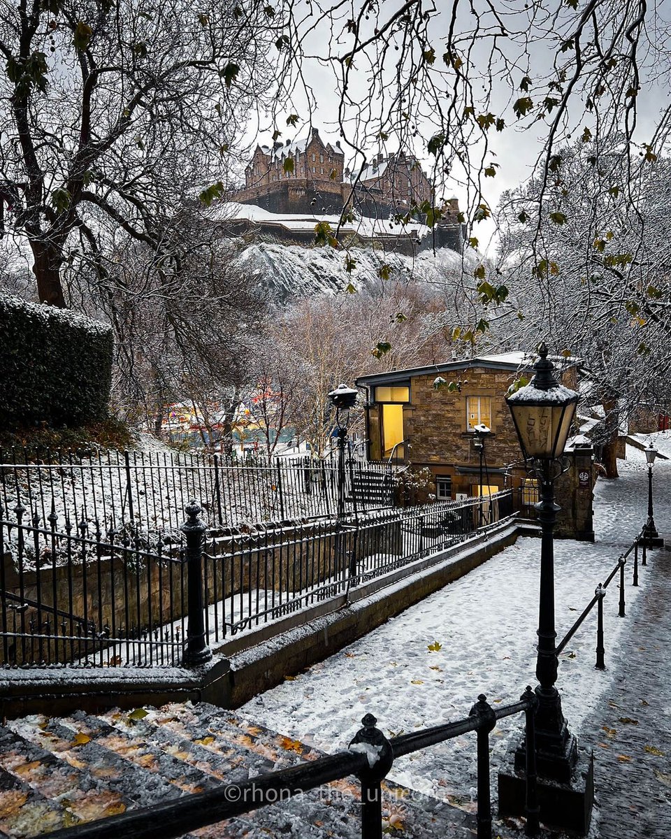 soylebisakinlik's tweet image. snowy day in Edinburgh