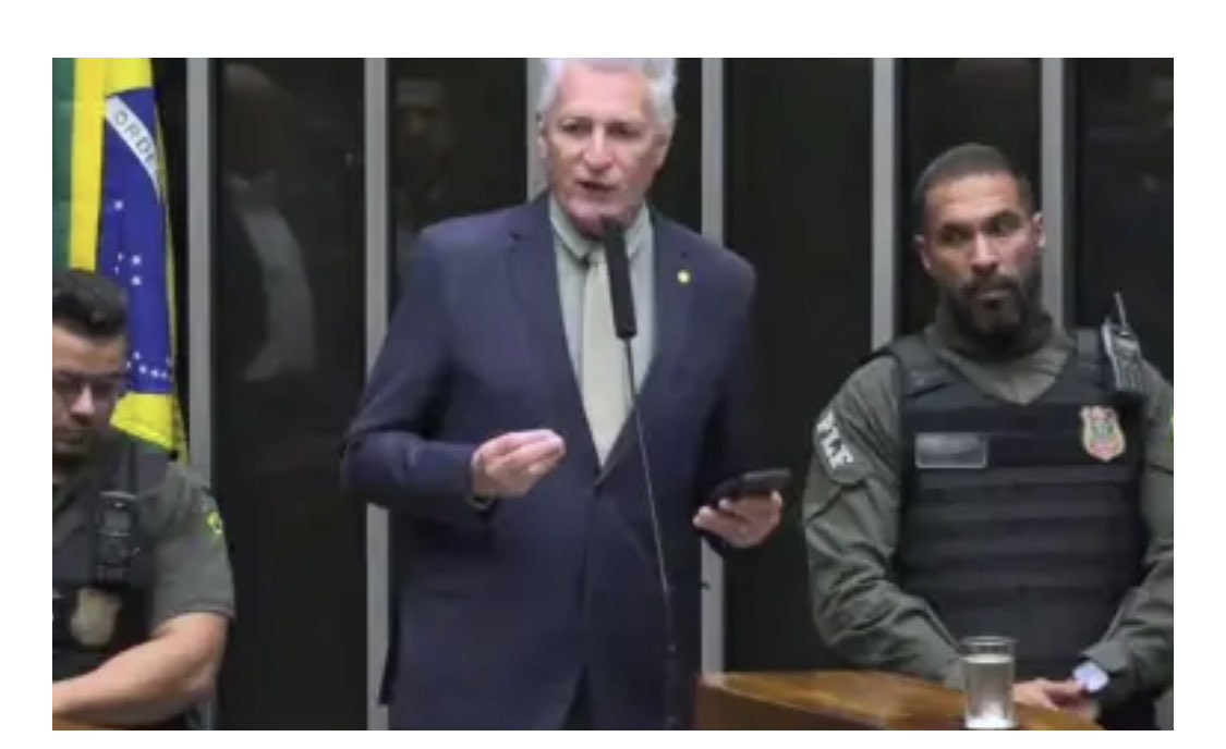 LeonardoLima89's tweet photo. @HugoMottaPB Essa a ditadura do Legislativo. Deputados de esquerda cercado por policiais e cerceados https://t.co/00nDebSjr9