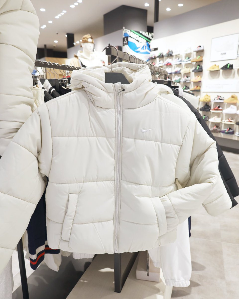 店舗用品 231 2F #ABCMART GRAND STAGE Nikeのホワイトカラーアイテム❄️ Therma