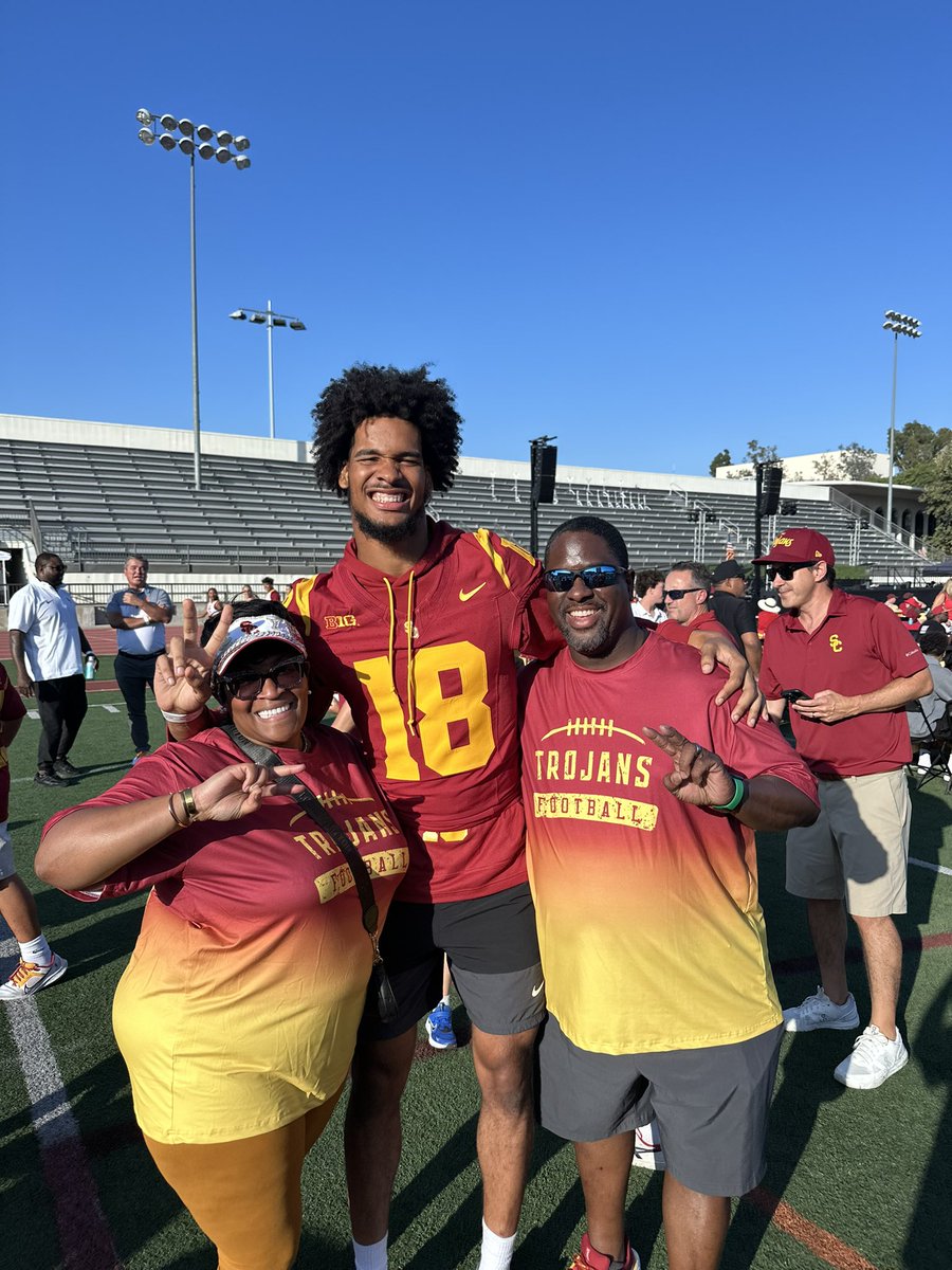 LorendaLb's tweet photo. @IamEricGentry  So proud of YOU Sir!!! I am a true #1 Fan!! Pray Gods best for and over you🙏🏽 https://t.co/YLgeMho0pd