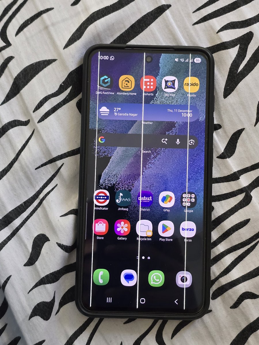 DarshitShah27's tweet photo. @SamsungIndia is all about symmetry

Owning a s21fe and every update adds a green line

The service center team has no clue when the part will be available for replacement https://t.co/vEBsibMCJl