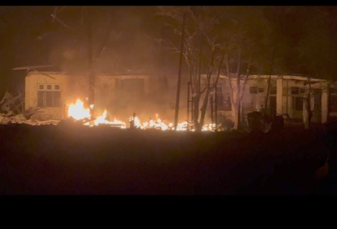 venukundala2008's tweet photo. 🚨🚨 Death Toll Rises to 33 in Bombing of Mrauk-U Hospital

December 11, 2025

In Arakan State, the Mrauk-U General Hospital in Mrauk-U town was brutally and inhumanely bombed by the terrorist Myanmar Air Force on the evening of December 10, 2025. As a result, at least 33 innocent civilians, including patients receiving treatment inside the hospital, were killed, and more than 68 others sustained injuries.

On December 10, 2025, at approximately 9:13 PM, the fascist terrorist junta’s Myanmar Air Force deliberately dropped two 500-pound bombs on the Arakan People’s General Hospital. Ten patients who were undergoing treatment died instantly at the scene, while an additional 23 people later succumbed to their injuries, bringing the total death toll to 33.

Moreover, more than 60 people — including patients under treatment, their caregivers, and hospital staff — suffered severe, moderate, and minor injuries.

The fascist terrorist military council deliberately targeted the hospital at a time when innocent civilians were preparing to rest for the night, launching this cowardly and malicious attack with clear intent on a facility where the public was receiving medical care.

The Myanmar Air Force under the fascist terrorist military council carried out this airstrike on the Mrauk-U People’s General Hospital in Arakan State — a civilian facility that has no connection whatsoever to any military targets — knowingly bombing a hospital where ordinary civilians were being treated.

(Photo: Scene of the bombed Mrauk-U Hospital – Credit: Wai Han Aung/ One Nations News )