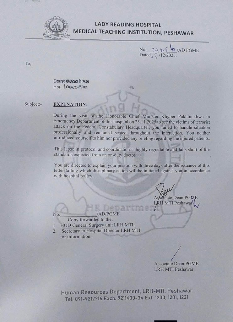 لیڈی ریڈنگ ہسپتال میں ایک ڈاکٹر کو  بادشاہ سلامت کے استقبال کے لئے کھڑے نہ ہونے پر نوٹس بھیج دیا گیا،دلچسپ بات یہ ہے کہ ہوتھیے برطانیہ کی مثالیں دیتے ہیں پروٹوکول ختم کرنے کی باتیں کرتے ہیں ، برطانیہ میں جب  ڈیوڈ کیمرون وزیراعظم تھے اور انہوں نے ہسپتال کا دورہ کیا، تو وہاں کے