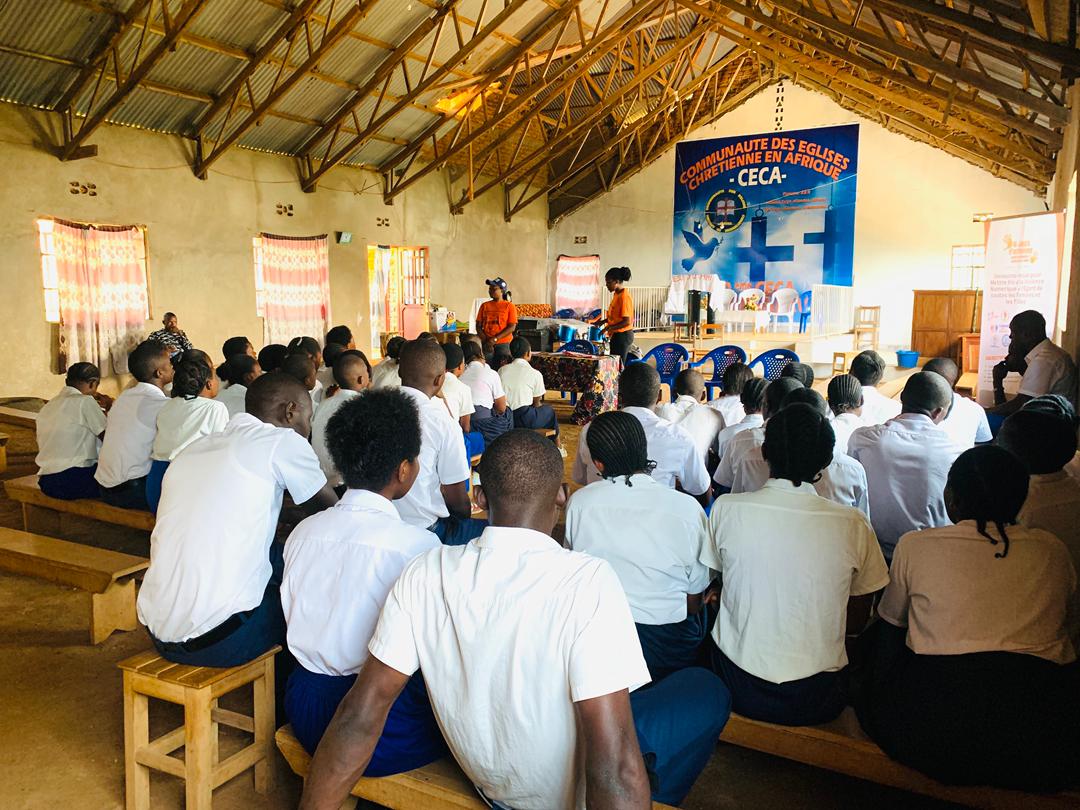 laprunelleasbl's tweet photo. ✨ Clôture des 16 jours d’activisme contre les violences faites aux femmes et aux filles à Birava ! ✨
Ce 10 décembre 2025, La Prunelle RDC asbl, aux côtés de 11 organisations partenaires (#ARPJ, #RLPC, #CCF, #UFMP, #WFL, #Cocorico, #Aprovatour, Collectif 2250 , #Amani_ya_Kudumu, #CAPSA et #Max_Impact), a marqué la fin de la campagne 16 jours d’activisme contre les violences basées sur le genre à l’Institut Bugorhe, (#Birava) dans le territoire de #Kabare, Sud-Kivu.
🎯 Thème : « S’investir pour prévenir la violence à l’égard des femmes et des filles à l’ère numérique »
Les élèves de l’école ont pris un engagement individuel et collectif :
• Respecter la dignité et l’égalité de toutes les personnes en ligne et hors ligne
• Refuser le cyberharcèlement et la diffusion non consentie de contenus privés
• Utiliser les réseaux sociaux de manière responsable et éthique
• Sensibiliser leurs camarades à la sécurité numérique et à la prévention des violences
Objectif : Promouvoir une culture numérique inclusive, sûre et respectueuse des droits humains pour lutter contre les violences envers les filles et les femmes, mais aussi contre toutes formes de violences numériques.
Les jeunes participants deviennent ainsi de véritables ambassadeurs du respect et de la paix, prêts à transformer leur communauté et à protéger leurs pairs dans le monde digital.
Cette clôture à Birava symbolise l’importance de l’éducation, de l’engagement et de la sensibilisation dès le plus jeune âge pour un Sud-Kivu et une RDC libres de violences.
#16JoursActivisme #StopVBG #SécuritéNumérique #JeunesseEngagée #LaPrunelleRDC #Collectif2250 #DroitsDesFemmes #PaixEtGenre #SudKivu