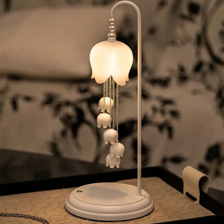 ぼんやりとした鈴蘭のナイトランプが可愛すぎる…