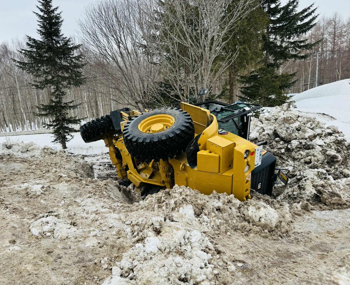 うちの除雪車は色も雰囲気もザクレロみたいでお気に入り。 その