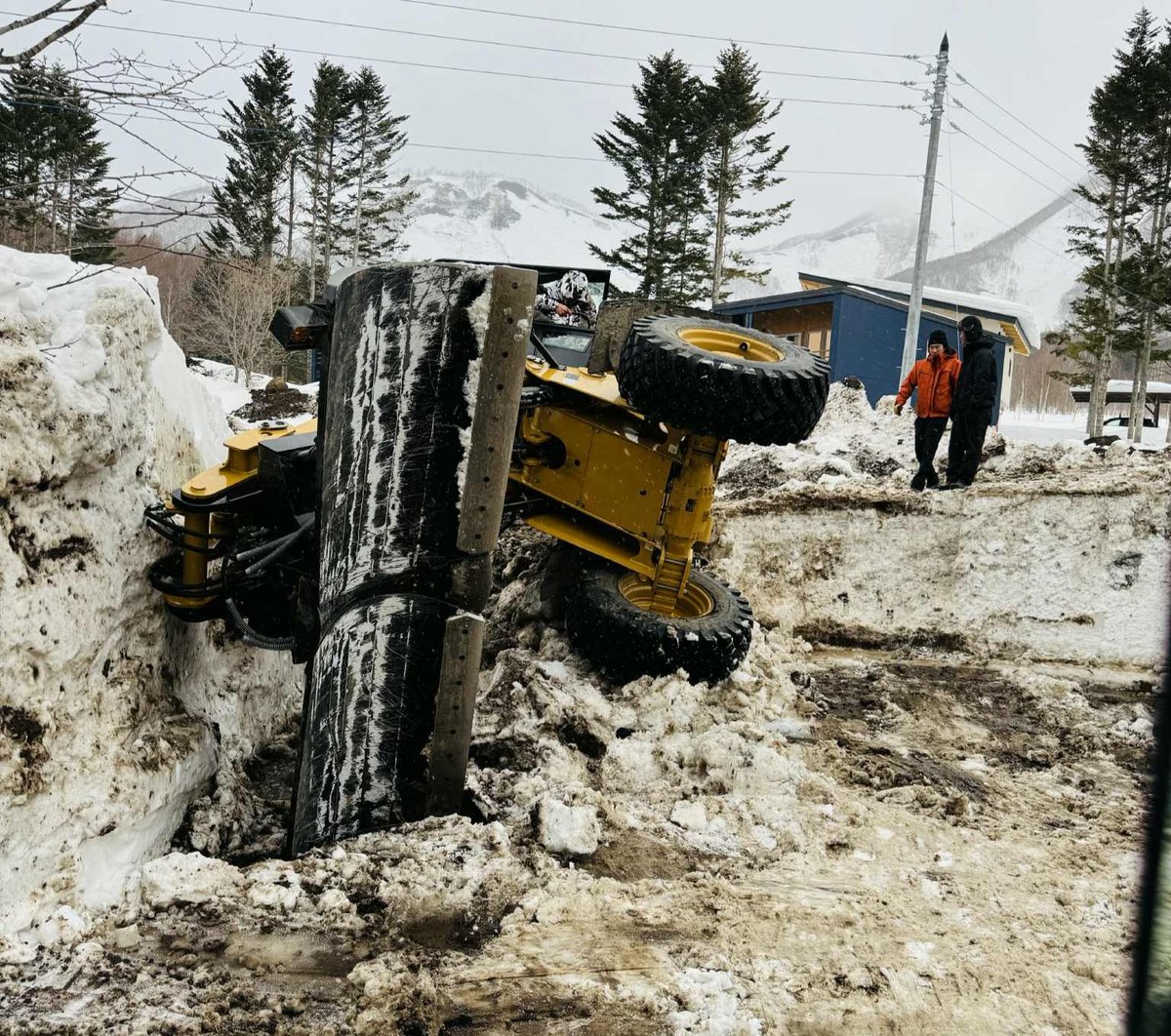 うちの除雪車は色も雰囲気もザクレロみたいでお気に入り。 その