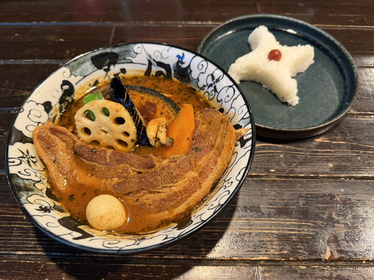 北海道 北24条　忍者
豚角煮

僕は昔忍者で今カレーおじさん＼(^o^)／。ならばここに行かないわけにはいきません。スープは伊賀トマト、辛さは5以上が忍者の名前となるので霧隠才蔵で。王道のスープカレーでありつつ枸杞の実や高麗人参も使用した薬膳感もあって美味しい！　ご飯が手裏剣なのも楽しい！