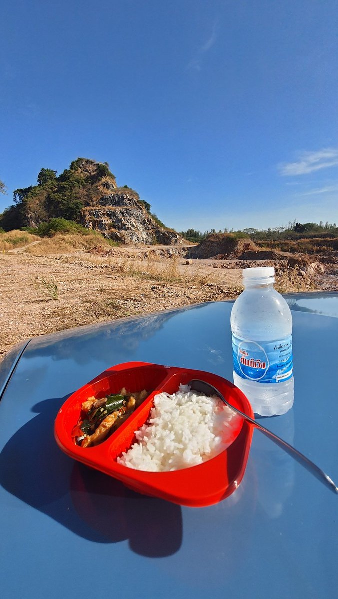 สวัสดีเที่ยงวันทุกคร้าบ...
สบายดีมั้ย กินข้าวยัง😊
ฝากระโปรงรถเป็นโต๊ะกินข้าว
ท้องฟ้าขาวเป็นหลังคาสีสดใส
อีกภูเขาเป็นห้องใหญ่กว่าใคร
เชิญเพื่อนใจมาตั้งวงบันเทิงเอย🤣👍💕
#คนภูเขา
<a href="/TheCrow87693923/">The Crown_ben</a> 
<a href="/konthaiuk/">konthaiuk</a> 
<a href="/octoberynwa/">ไก่โต้ง (ปิยะวัฒก์)</a> 
<a href="/jeabjeabja4/">jeabjeab</a>
<a href="/boontanavr/">BOON</a>
<a href="/WzGTO2022/">ธีติพงศ์ เอี่ยมละออ</a>
<a href="/Fc_Pm_srettha/">FC พ่อใหญ่นิด รักสถาบัน ไม่คุย io</a>