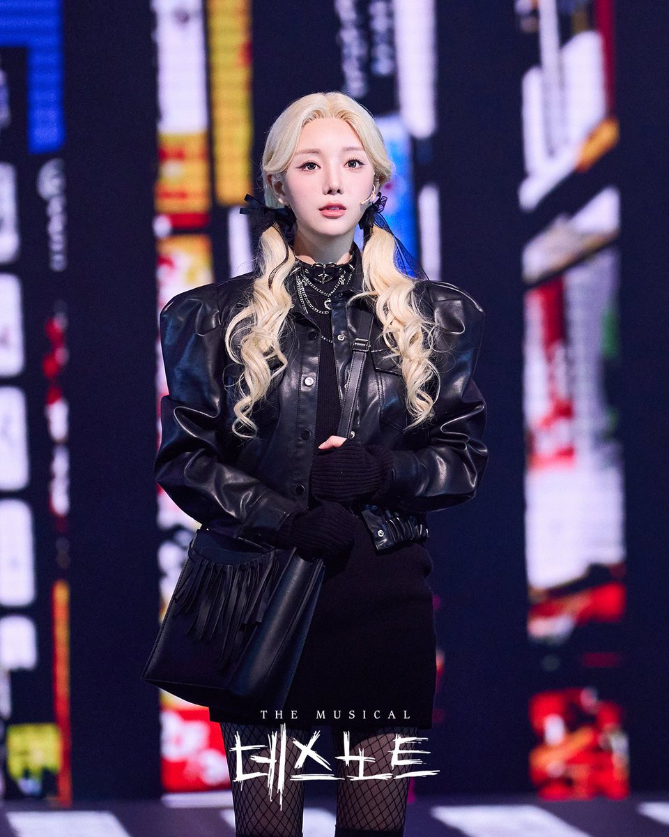 #뮤지컬 #데스노트

“네가 날 봐줄 날만 기다리면서
나 죽을 각오로 노력했어.”

누군가 이 세상을 바로잡아야 한다
𝐌𝐔𝐒𝐈𝐂𝐀𝐋 𝐃𝐄𝐀𝐓𝐇 𝐍𝐎𝐓𝐄

#NowPlaying #디큐브링크아트센터