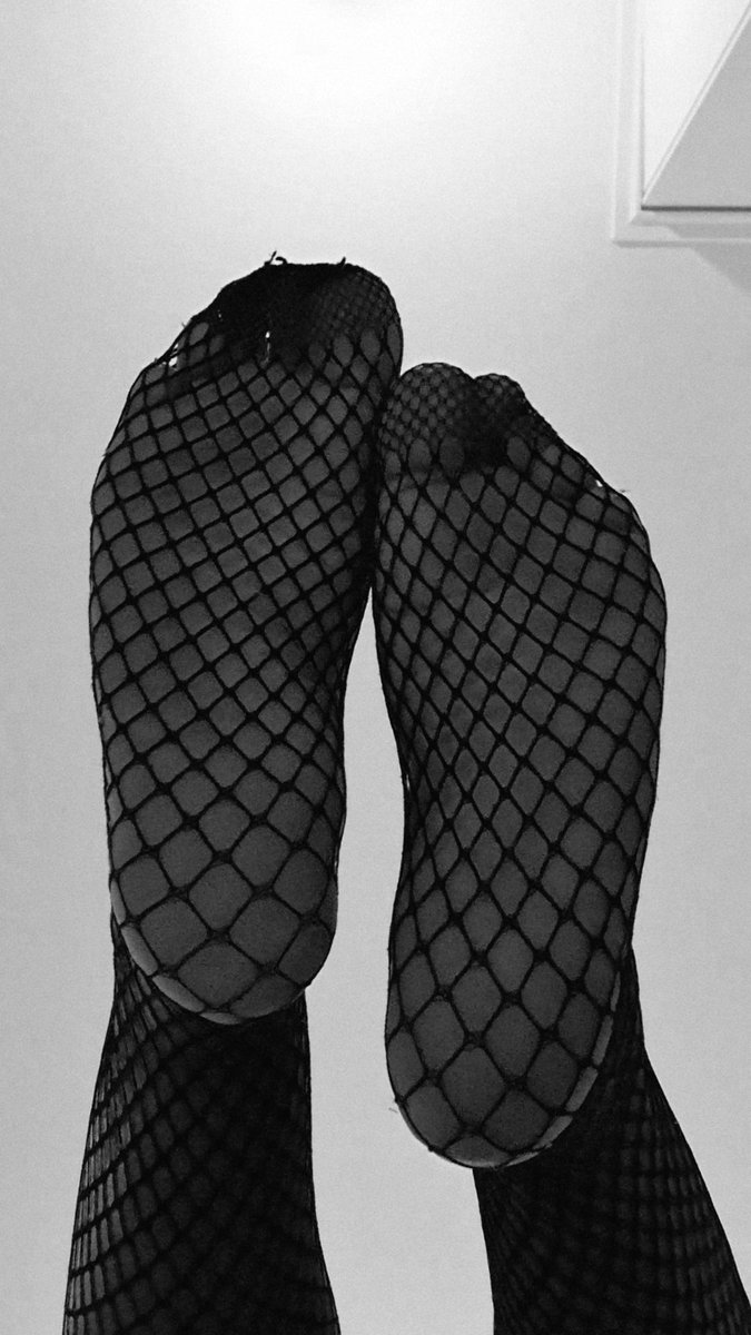 GoddessThemi's tweet photo. Always above you👑👣
#giantess #femdom #findom #losers #payslave #bowdown https://t.co/RgsstSkWo0