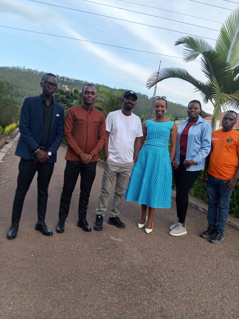 HassinaUwa24394's tweet photo. Kuri uyu wa gatatu Kuri @Mamaurwagasabo1 ubuyobozi bwa @GatsiboDistrict
Bwaganiriye na social media influencers barimo @harerimana_tito na @EgidieBibio ku ruhare rwa Social Media mu kurwanya no gukumira ihohoterwa rishingiye ku gitsina n’icuruzwa ry’abantu!
#DaysOfActivism https://t.co/m9Hpryxthe
