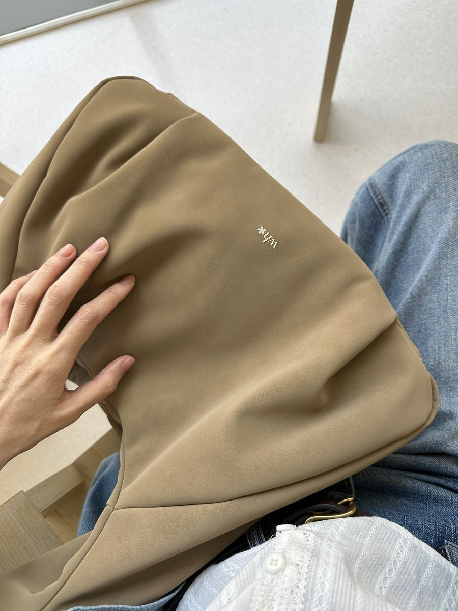 tamjaichunbkk's tweet photo. ใครชอบกระเป๋าทรง hobo สีเบจ เราแนะนำใบนี้อีกใบ ของ whisperwhite รุ่น rinn bag ตัวกระเป๋านุ่มมาก ใส่ laptop ipad ได้ จุของได้เยอะ ขนาดกำลังดี  มีกระดุมแม่เหล็กติดอย่างดี สะพายออกมาแล้วตัวกระเป๋าไม่ได้พองออก ดีไซน์เป็น unisex ผู้ชายก็สะพายได้ https://t.co/ClTxxBvNms https://t.co/GStDnIvt7F