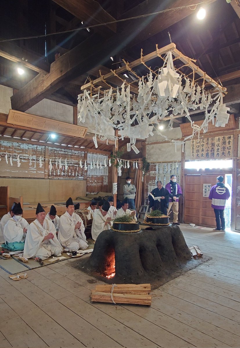 南信濃、遠山郷の霜月祭に3年ぶりに来ました。日の本六十余州の神々をこの聖域に招き、夜を徹して明日の朝まで神々と舞い遊ぶ、日本民俗の至宝の一つのマツリであります。