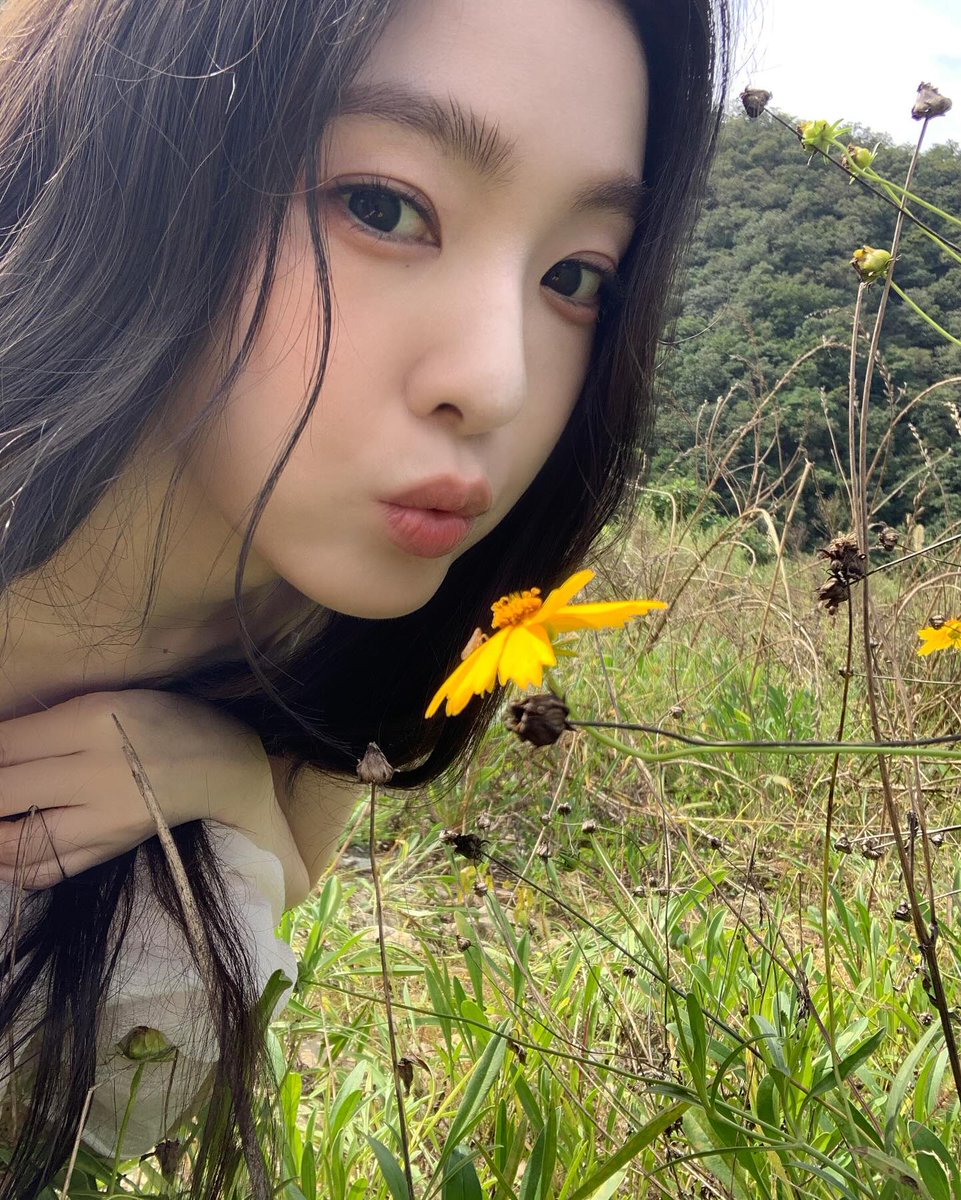 ireznep's tweet image. like a flower 🌻